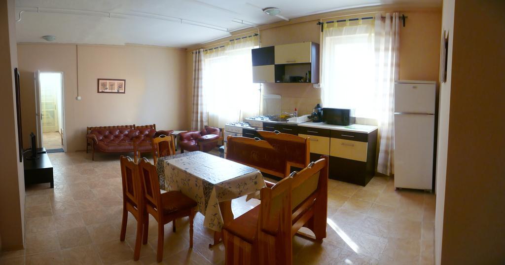 Orchidea Apartman Tata Zimmer foto
